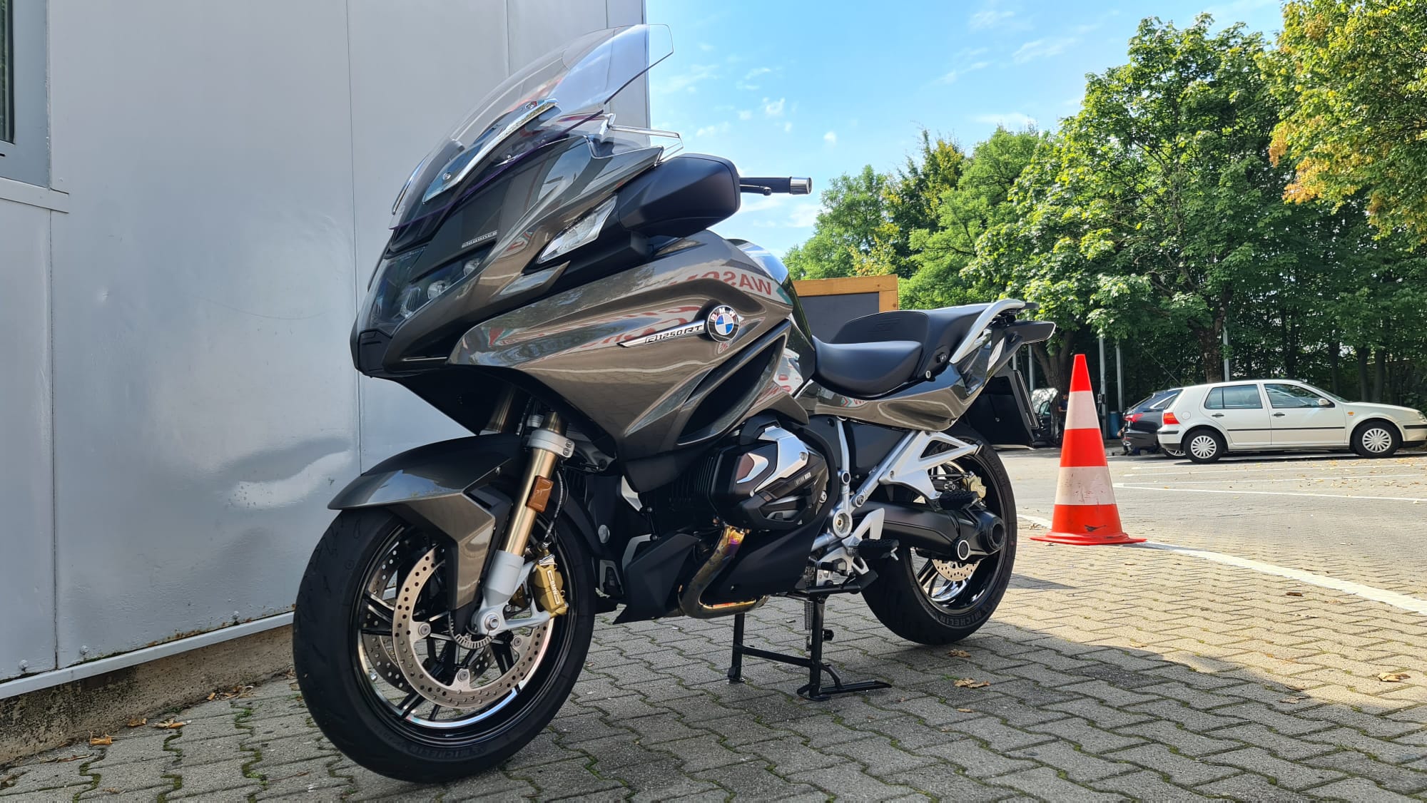 Mehr über den Artikel erfahren Daniel fährt  zur Waschstraße!