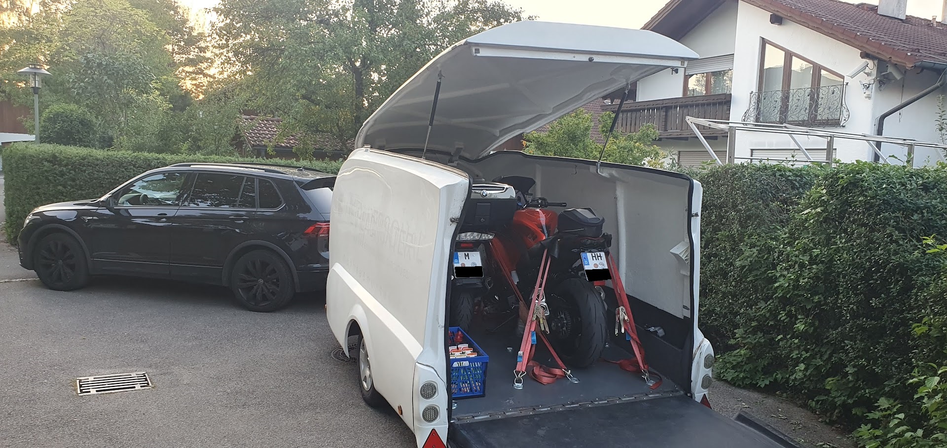 Anreise der Bikes im Hänger