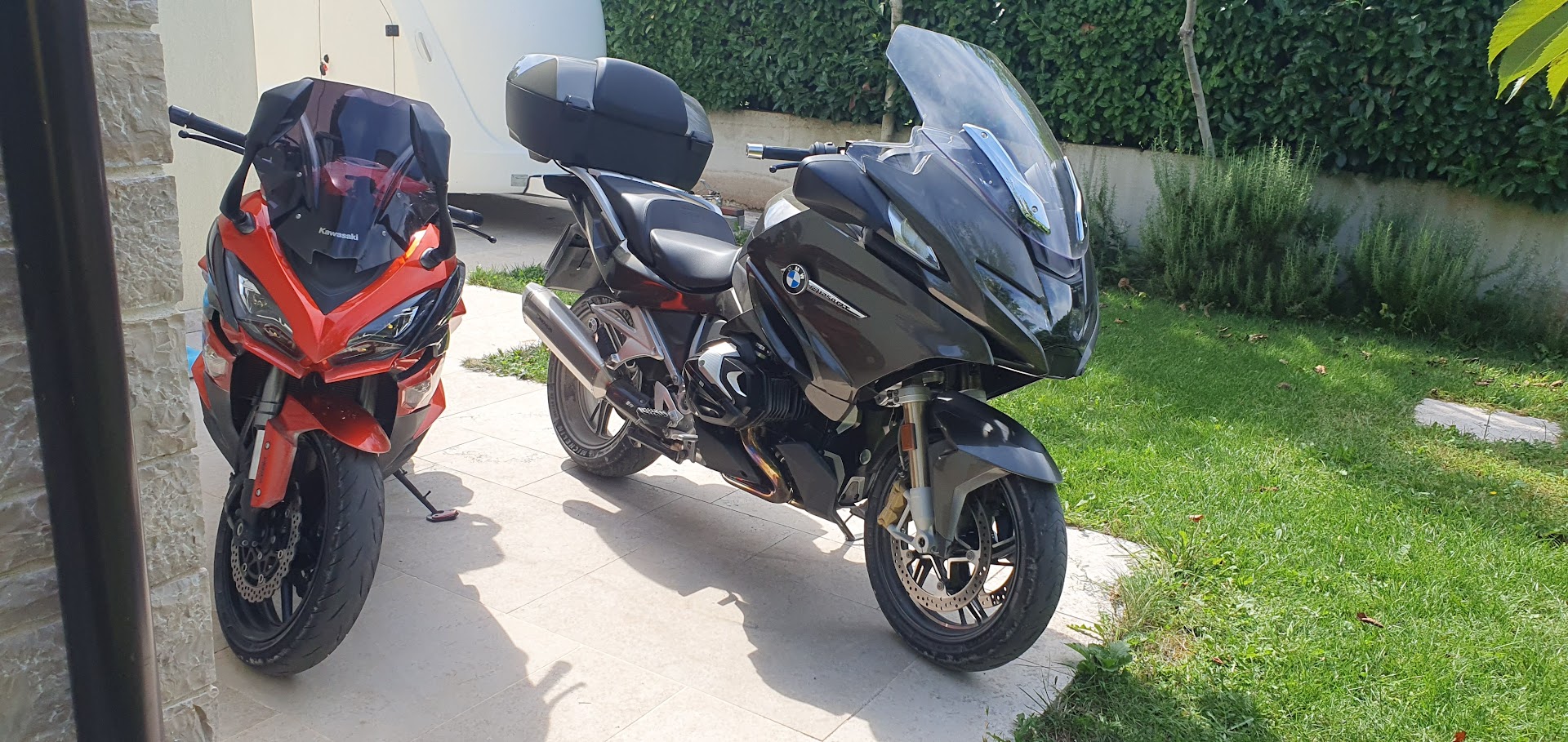 Die Bikes nach der weißen Schotterfahrt