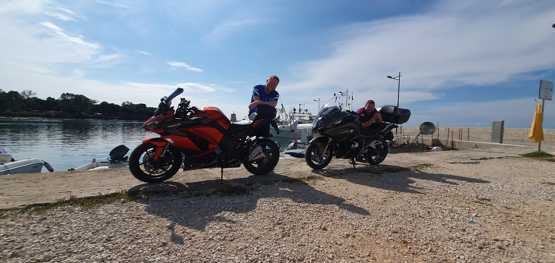 Im Hafen die Bikerider im Teamfoto