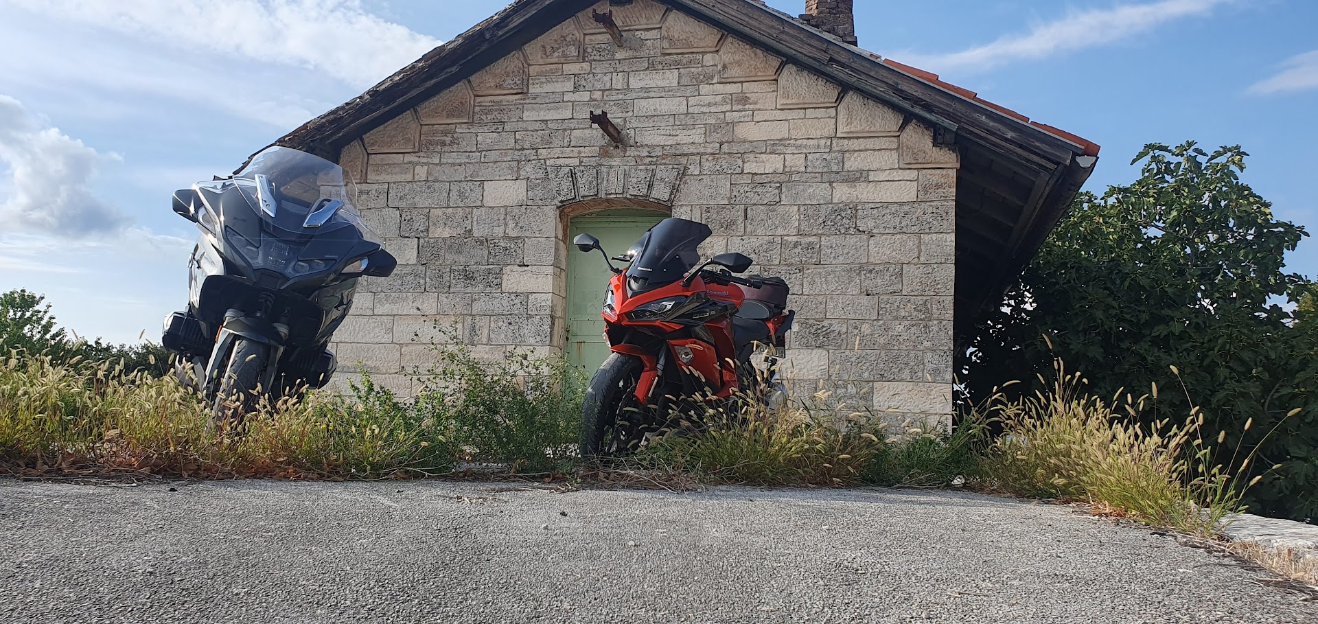 Die Helden im Portrait am Bahnhof